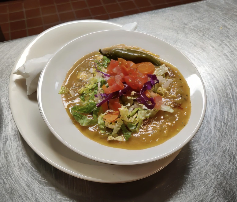 Ala Carte Verde Bowl Topped with refried beans, ground sirloin and cheese blend. Served with two tortillas. Lettuce and tomato available upon request.